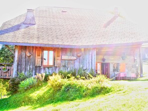 Exterior - Ski-In/Ski-Out Savoyard Chalet with Mountain Views and Modern Amenities (Morzine)