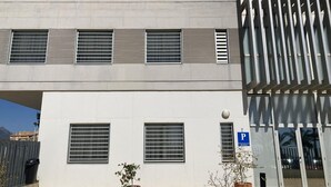 Um edifício com sinalização que diz 'Centro de Ocio y Tiempo Libre 'Cristo Rey'.