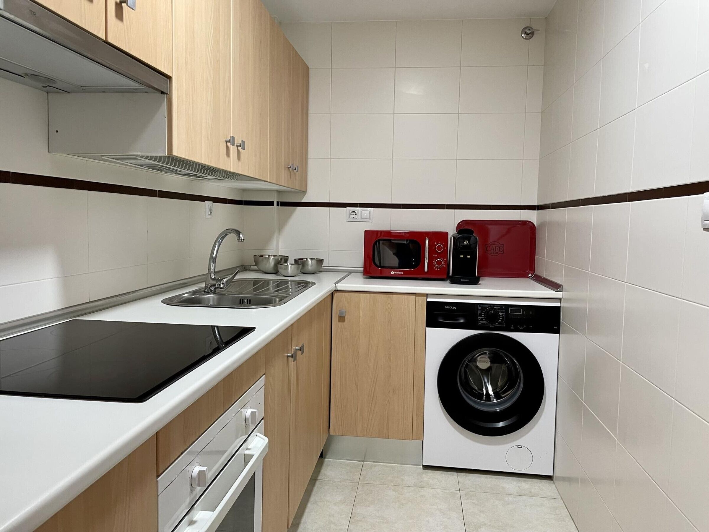 Frigorífico, microondas, horno y cafetera o tetera