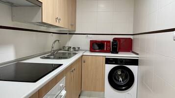 Een koelkast, een magnetron, een oven, een koffiezetapparaat/waterkoker