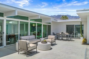 Outdoor dining - Simply Modern - Palm Springs Paradise: Your Private Poolside Retreat Awaits (Palm Springs)