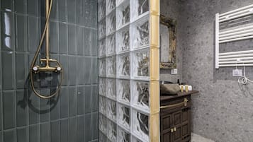 Douche, sĂšche-cheveux, serviettes fournies