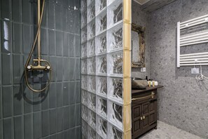 Dusche, Haartrockner, Handtücher