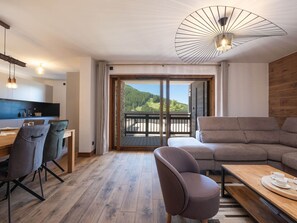 TV - Modern Apartment in Courchevel Center with Parking and WIFI (Courchevel 1650)