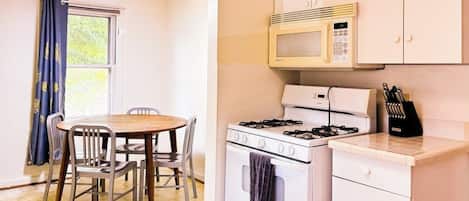 Réfrigérateur, four à micro-ondes, un four, surface de cuisson