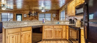 Great Smoky View, Panoramic View, FREE tickets for each paid day, Hot Tub, WIFI!