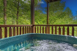 Outdoor spa tub - It's 5 O'clock Somewhere: Hot Tub, Theater Room, Free Tickets, Game Room!!! (Gatlinburg)