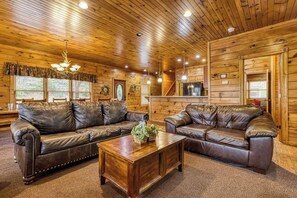 Smart TV, fireplace, video games, DVD player - It's 5 O'clock Somewhere: Hot Tub, Theater Room, Free Tickets, Game Room!!! (Gatlinburg)