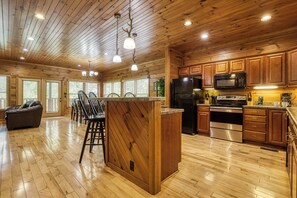 ثلاجة، ميكروويف، غسالة أطباق، ماكينة لصنع القهوة/الشاي