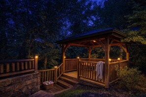 Property grounds - Mountain Charm- Hot Tub, Game Room, Theater Room, free Attraction Tickets!!! (Sevierville)