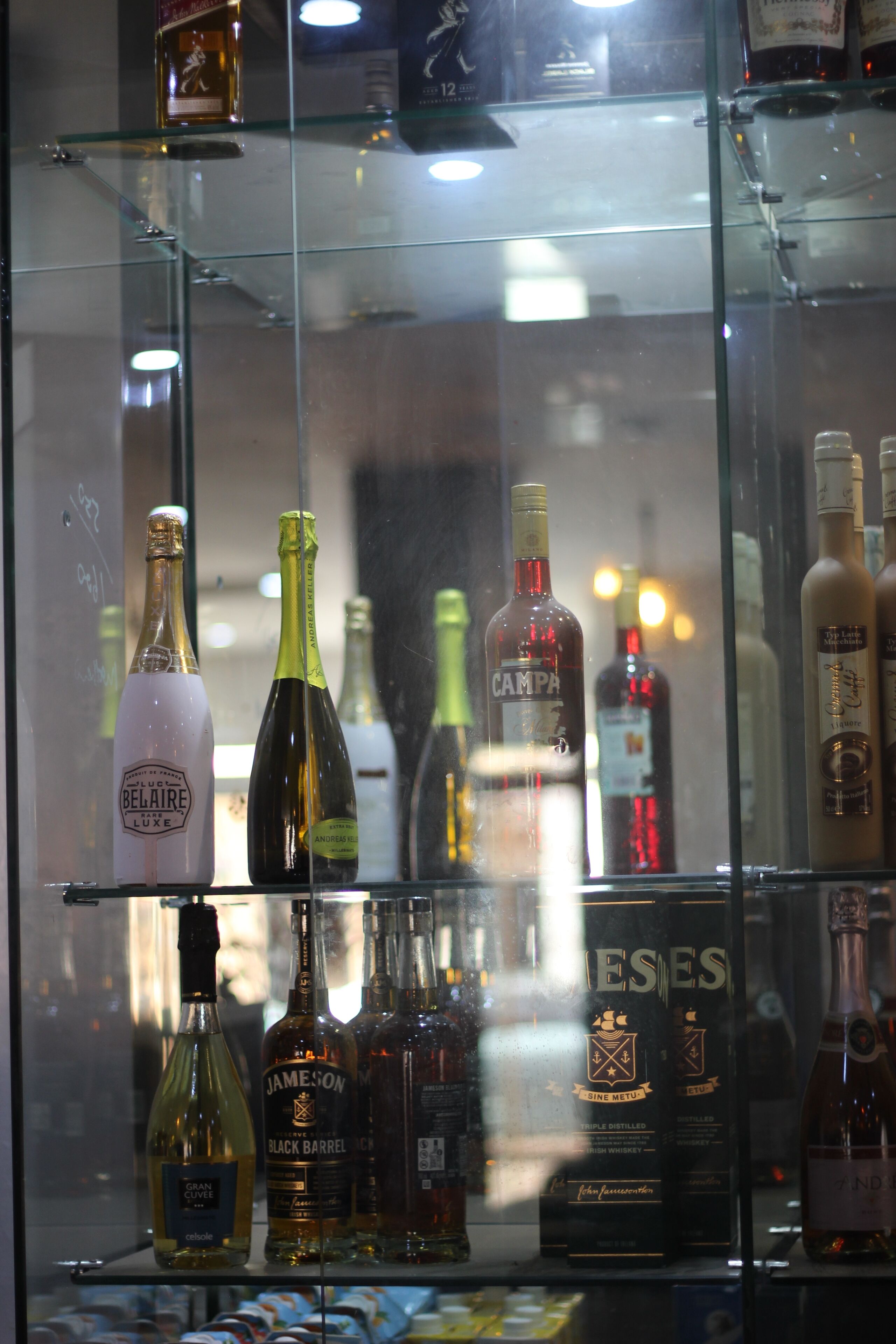 Eine Auswahl verschiedener Spirituosenflaschen in einer Vitrine.