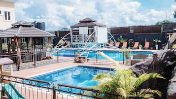 室外游泳池,提供免費遮陽小屋和泳池遮陽傘