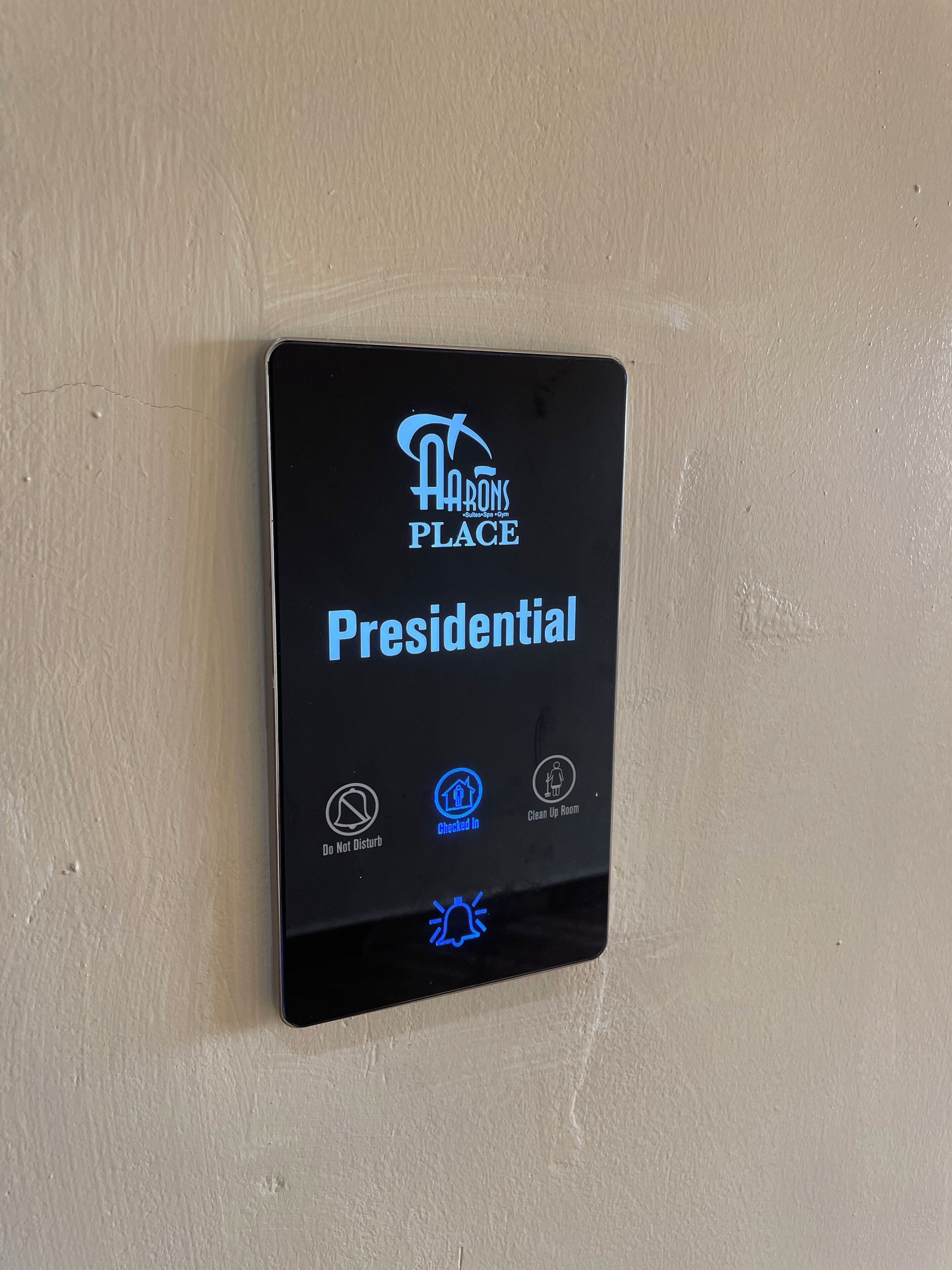 A black digital keycard for 'Arons Place' with 'Presidential' label and icons for 'Do Not Disturb', 'Checked In', and 'Clean Up Room'.