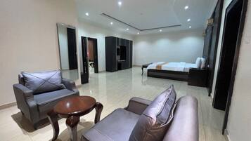 總統套房, 1 張特大雙人床, 廚房, 泳池景觀 | 客房內保險箱、書桌、筆電工作空間、遮光布/窗簾