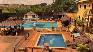 Una piscina al aire libre, cabañas de piscina gratuitas, sombrillas