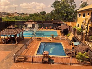 Outdoor pool, free pool cabanas, pool umbrellas - Aaron's Place Luxury Apartments & Rooms (Enugu)
