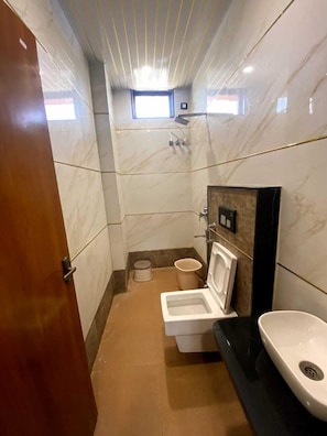 Shower, towels, soap, toilet paper - Purnima Hotel (Khandwa)