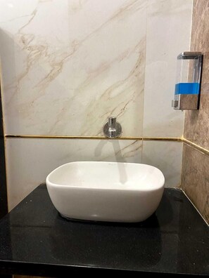 Regadera, toallas, jabón, papel de baño 