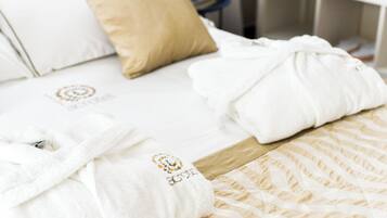 4 bedrooms, desk, iron/ironing board, travel crib