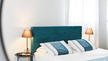 4 habitaciones, escritorio y tabla de planchar con plancha