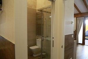 Regadera, secadora de cabello, bidet, toallas