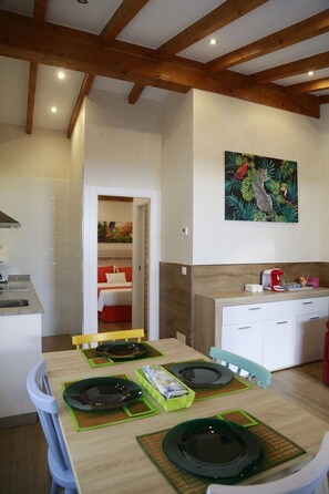 Dining - Apartamento Totalmente Nuevo con Piscina Cubierta y Cerca de Varias Playas (Miengo)