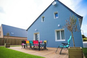 Outdoor dining - Beach house in Utah Beach (Sainte-Marie-du-Mont)