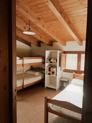 9 bedrooms, travel crib, WiFi, bed sheets - Rural Hostel in the Heart of Nature.Disconnect, Hike, Ski & Enjoy the Mountains! (Sant Llorenç de Morunys)
