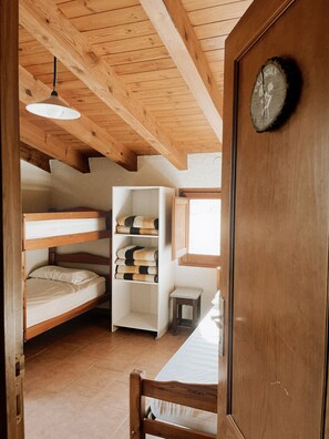 9 bedrooms, travel crib, WiFi, bed sheets