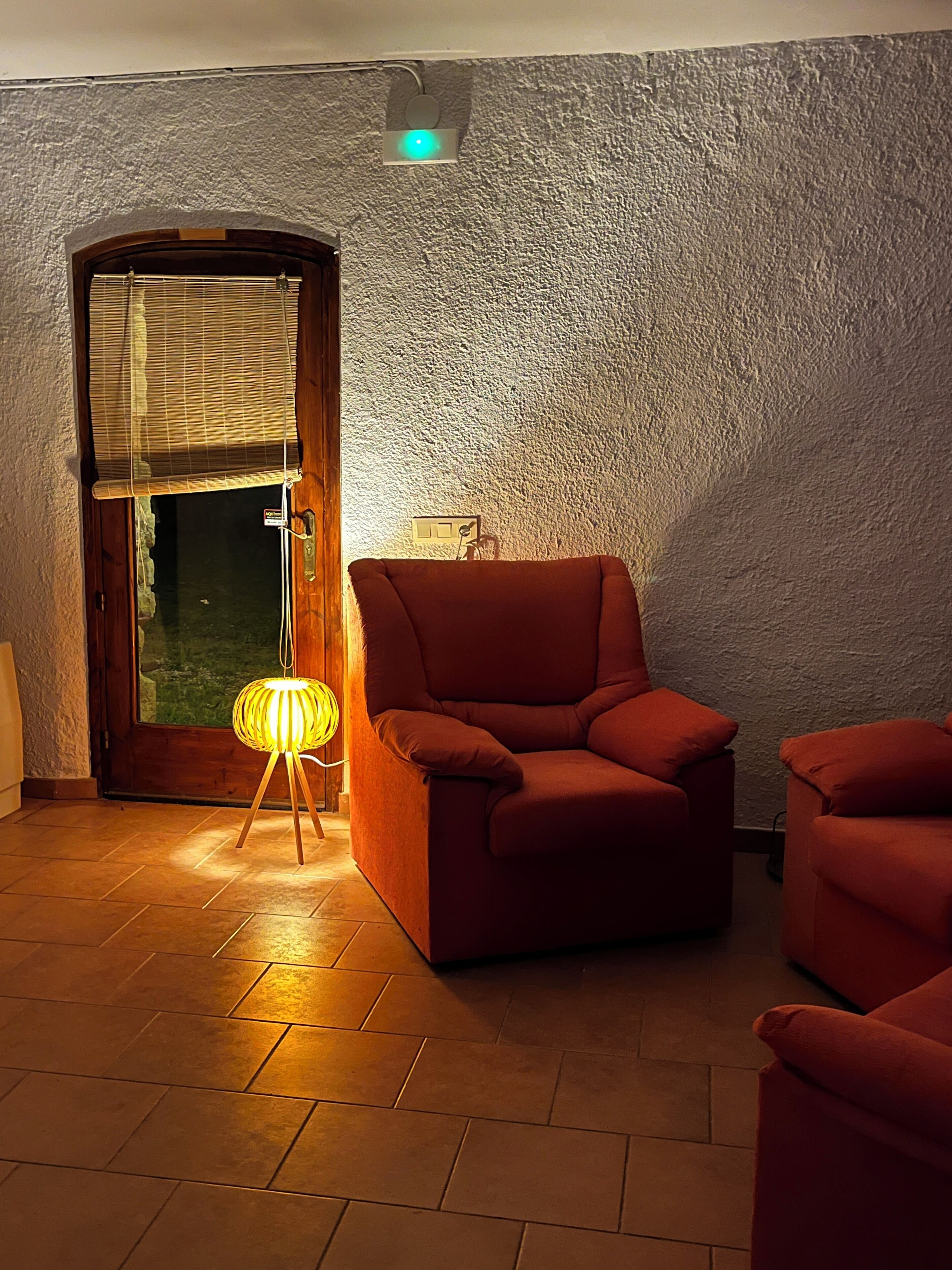 Takka, pöytätennispöytä, kirjoja