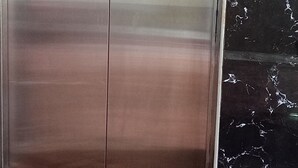 Un ascenseur doté d’un écran numérique affichant le chiffre 14.