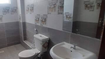 City Apartment | Bathroom | Shower, rainfall showerhead, free toiletries, bidet