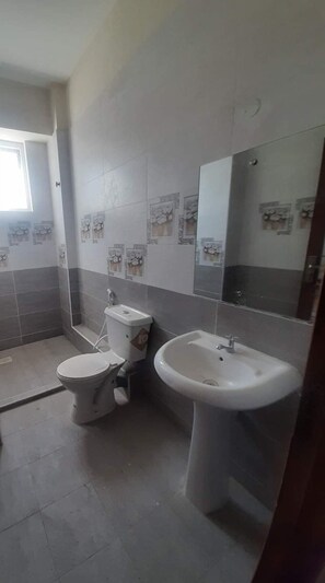 City Apartment | Bathroom | Shower, rainfall showerhead, free toiletries, bidet