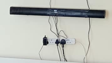 Appartement Ville | Coin séjour | TV connectée de 24 pouces avec chaînes numériques