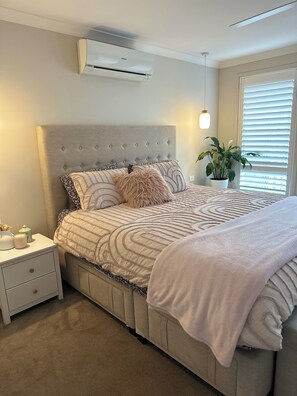 3 bedrooms, iron/ironing board, WiFi, bed sheets - Looking for a relaxed escape? A perfect spot for the whole family to unwind. (Gisborne)