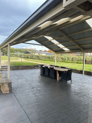 Outdoor dining - Looking for a relaxed escape? A perfect spot for the whole family to unwind. (Gisborne)