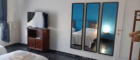 2 habitaciones, tabla de planchar con plancha y cuna de viaje