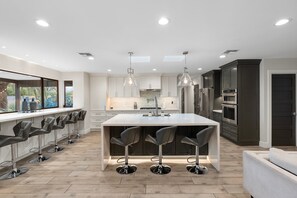 Kjøleskap, mikrobølgeovn, ovn og kokeplater