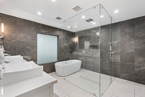 Shower, hair dryer, towels, shampoo - 6 Bed Private Resort Heated Pool (Scottsdale)