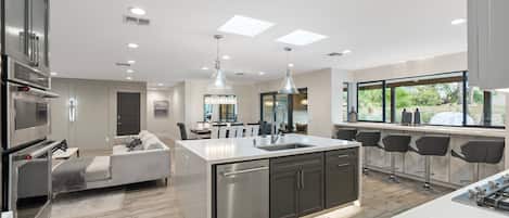 Refrigerador, microondas, horno y parrilla de estufa