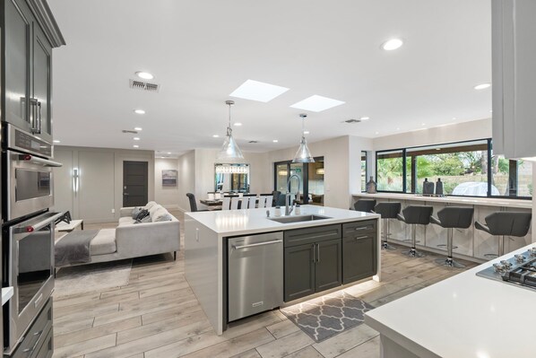 Refrigerador, microondas, horno y parrilla de estufa