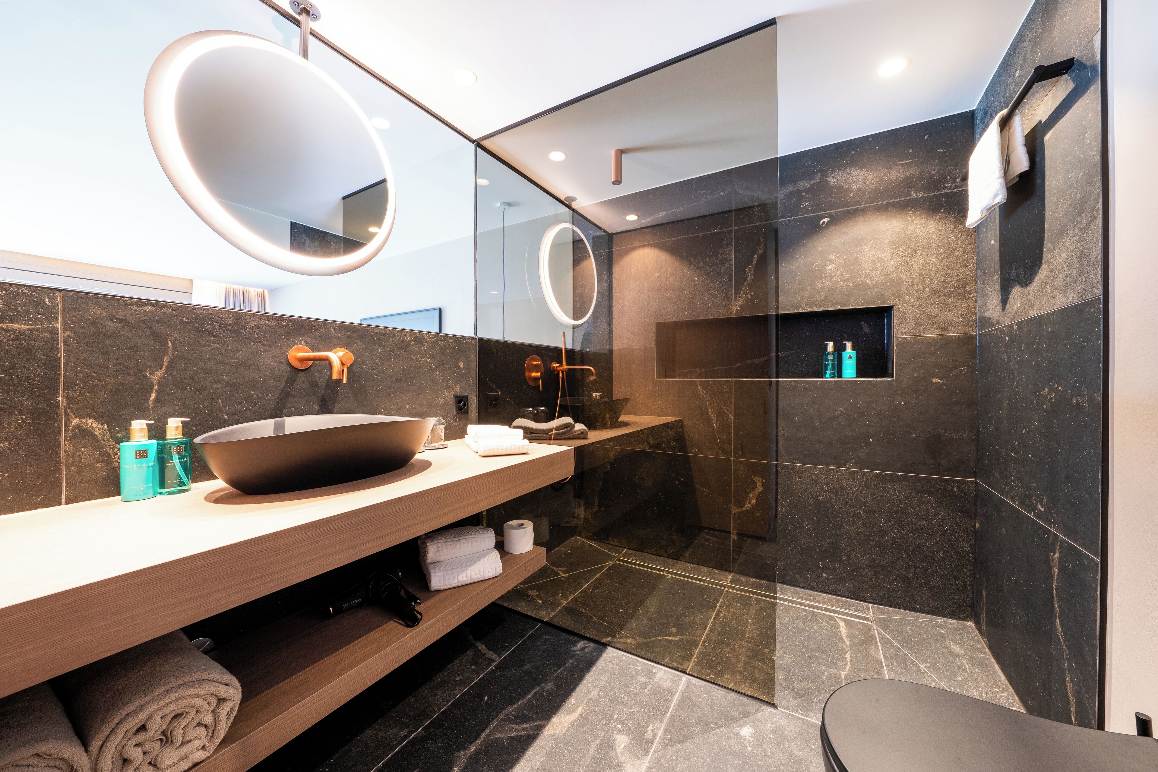 Deluxe Studio Suite, Private Bathroom, Lake View | Bathroom | Combined shower/tub, eco-friendly toiletries, hair dryer, towels