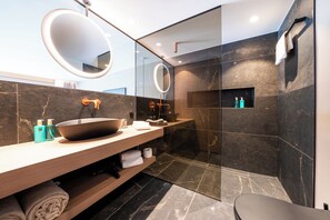 Suite Studio Deluxe, salle de bains privée, vue lac | Salle de bain | Ensemble douche/baignoire, articles de toilette écologiques