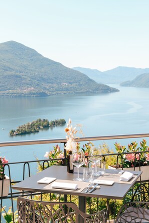 Mesa de comedor con vistas a un lago y montañas.