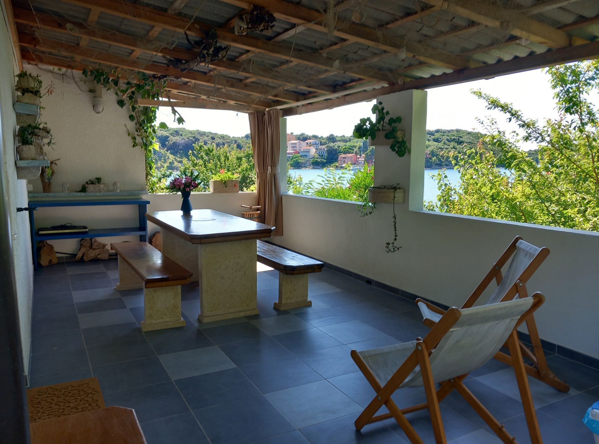 Studio (Guest House Green Corner Supetarska D) | Oppholdsrom | En 32-tommers Flatskjerm-TV med Parabol-TV