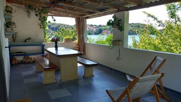 Studio (Guest House Green Corner Supetarska D) | Oppholdsrom | En 32-tommers Flatskjerm-TV med Parabol-TV