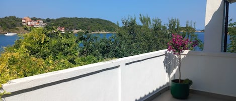 Triple Room (Guest House Green Corner Supetarska D) | Terrace/patio