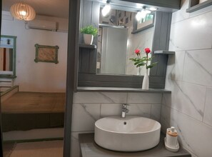 Appartement (Guest House Green Corner Supetarska D) | Badkamer | Een douche, handdoeken