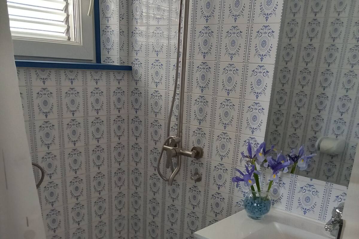Studio (Guest House Green Corner Supetarska D) | Bathroom | Shower, towels