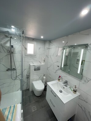 Bidé, håndklær og toalettpapir